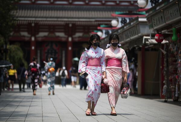 8月7日、東京の浅草寺を着物を着てまわる女性 - Sputnik 日本