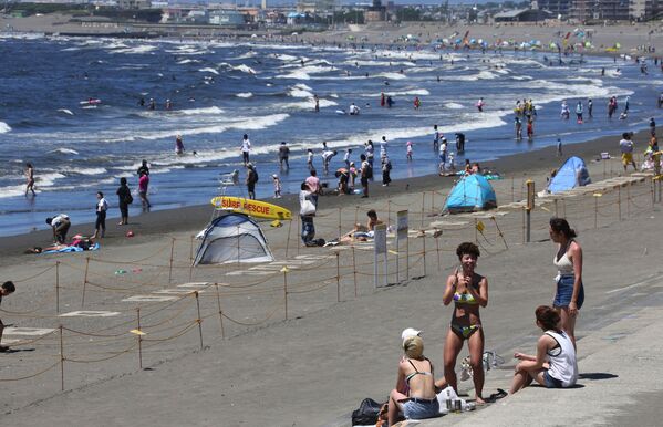 8月11日、神奈川県藤沢市の湘南海岸で海水浴を楽しむ市民 - Sputnik 日本