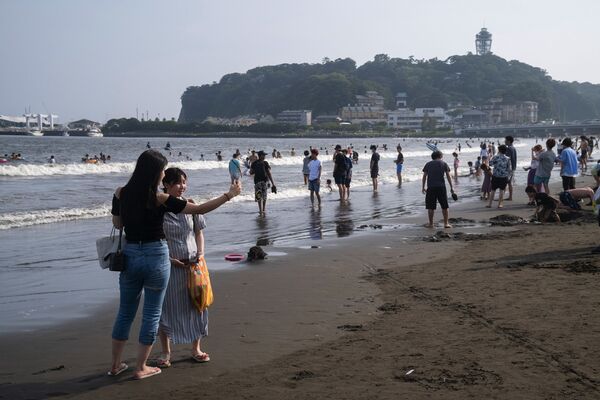 8月9日、神奈川県藤沢市の片瀬東浜海水浴場に訪れる人々 - Sputnik 日本