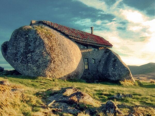 ポルトガルの町、ファフェの丘の上に立つ石の家。 - Sputnik 日本