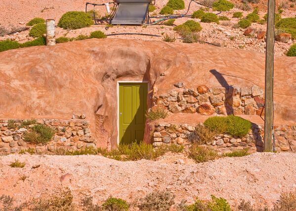 オーストラリアの小都市、クーバーペディにある地下の家。 砂漠地帯のクーバーペディでは厳しい暑さを凌ぐ為、丘陵に堀られたダグアウトハウスと呼ばれる洞窟に住まう - Sputnik 日本