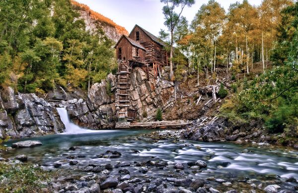 米コロラド州の滝の上に立つ小屋「クリスタルミル」。木造の発電所として1892年に建てられた - Sputnik 日本