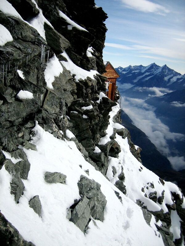 スイスのマッターホルンの断崖絶壁に立つソルベイ小屋。標高 4000メートルに位置する - Sputnik 日本