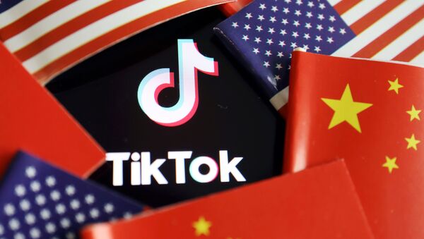 Логотип TikTok на фоне флагов США и Китая - Sputnik 日本