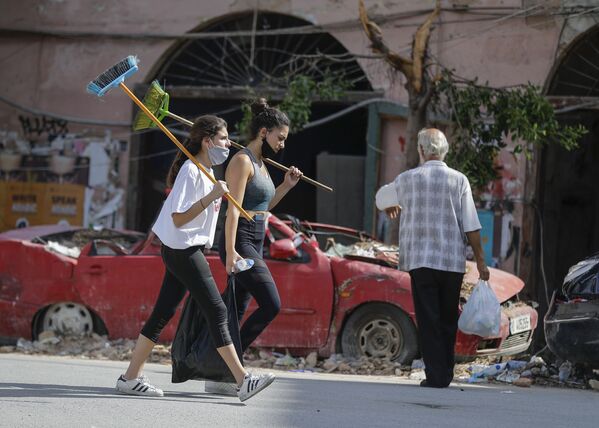 8月11日、レバノンのベイルートで爆発の被害があった地区でボランティア活動をする女性たち - Sputnik 日本