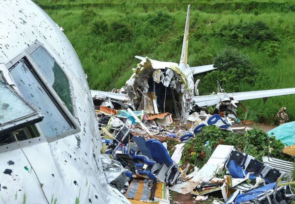 8月8日、インド南部ケララ州のカリカット国際空港で、墜落した旅客機を視察する治安当局 - Sputnik 日本