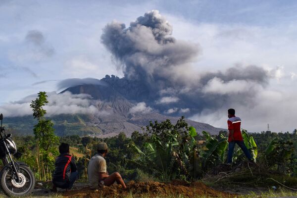 8月13日、インドネシアのスマトラ島で噴火したシナブン山を眺める地元住民ら - Sputnik 日本