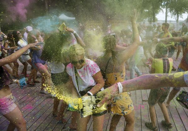 8月8日、ウクライナのキエフで開催された「ホーリー祭」に参加し、色粉を掛け合う人々 - Sputnik 日本