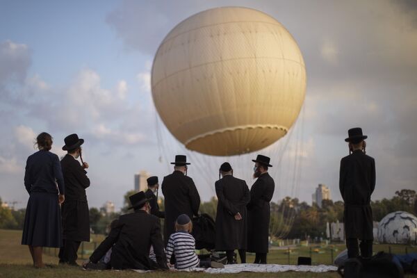 8月12日、イスラエルのテルアビブの公園で休暇を楽しむユダヤ教超正統派 - Sputnik 日本