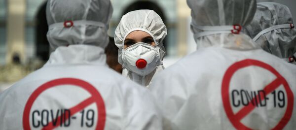 Участники выставки всероссийского форума Здоровье нации — основа процветания России  во время демонстрации защитных костюмов в Москве  Участники выставки всероссийского форума Здоровье нации — основа процветания России  во время демонстрации защитных костюмов в Москве  - Sputnik 日本