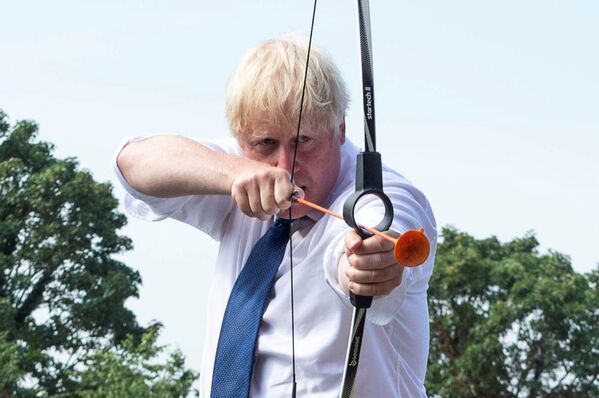 8月1日、英ロンドンのアップミンスター行われたサマーキャンプでアーチェリーをするジョンソン首相 - Sputnik 日本