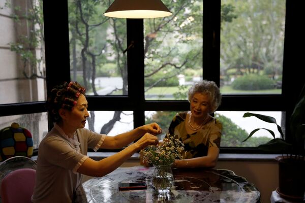 8月13日、撮影の前、自宅で談笑する孫洋さんと王念文さん - Sputnik 日本