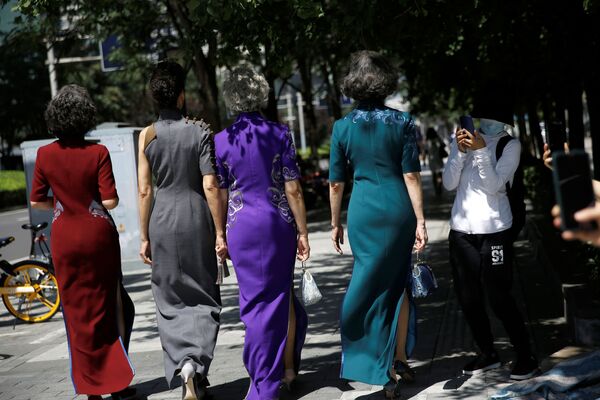 8月13日、北京商務中心区でチャイナドレスを着て撮影に臨む4人 - Sputnik 日本