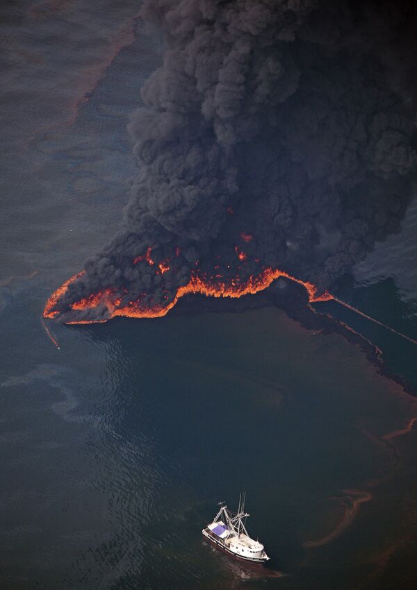 2010年4月20日、メキシコ湾で海底油田掘削作業中の石油掘削施設「ディープウォーター・ホライズン」で天然ガスの引火爆発事故が発生し、大量の原油がメキシコ湾へ流出した - Sputnik 日本