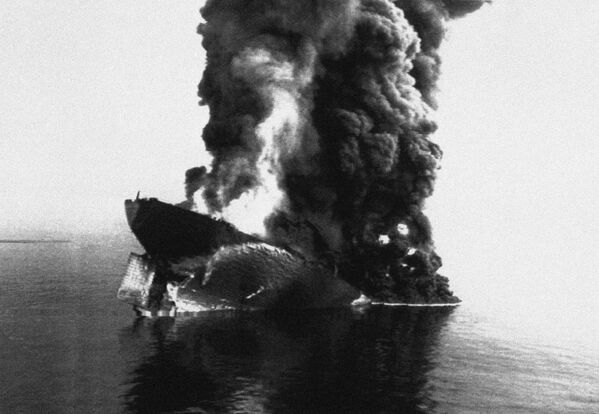 1991年4月11日、イタリアのジェノヴァ沖で大型タンカー「ハーベン」が爆発・炎上し沈没。14万トンの原油が流出した - Sputnik 日本