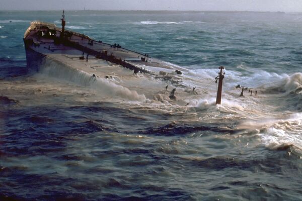 1978年3月16日、フランスのブルターニュ半島沖で原油タンカー「アモコ・カディス」が座礁し、積み荷の原油が全て流出した - Sputnik 日本