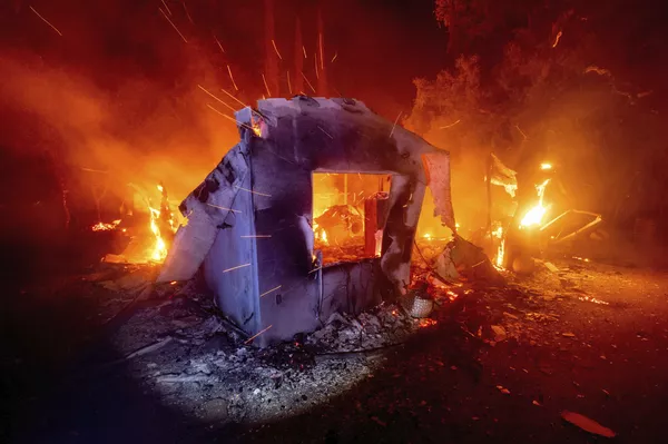 8月19日、カリフォルニア州ナパ郡で発生した山火事で全焼した家 8月19日、カリフォルニア州ナパ郡で発生した山火事で全焼した家 - Sputnik 日本