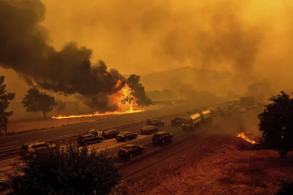 山火事によって閉鎖された州間高速道路80号線 山火事によって閉鎖された州間高速道路80号線 - Sputnik 日本
