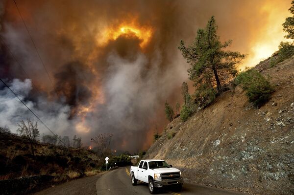 8月18日、カリフォルニア州ナパ郡で発生した山火事から避難する車両 - Sputnik 日本