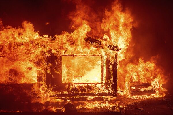 8月18日、カリフォルニア州ナパ郡で発生した山火事によって燃える民家と車両 - Sputnik 日本