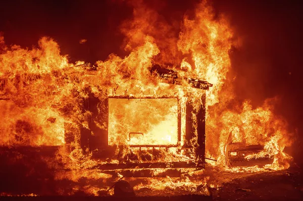 8月18日、カリフォルニア州ナパ郡で発生した山火事によって燃える民家と車両 8月18日、カリフォルニア州ナパ郡で発生した山火事によって燃える民家と車両 - Sputnik 日本
