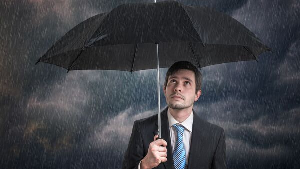 Мужчина в костюме с черным зонтом под дождем - Sputnik 日本