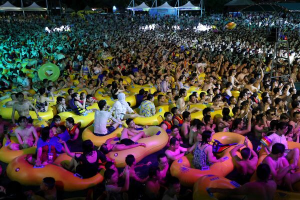 8月15日、中国湖北省の武漢マヤビーチ・ウオーターパークの音楽フェスに集った市民 - Sputnik 日本