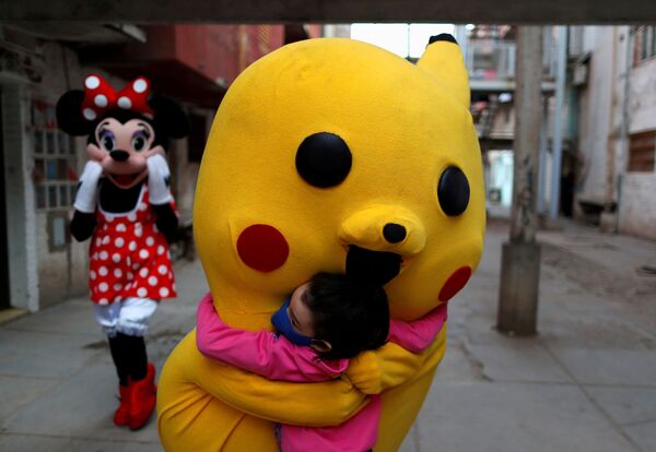 8月16日、子どもの日を迎えたアルゼンチンの首都ブエノスアイレスで、子どもを抱きしめるピカチュウ - Sputnik 日本