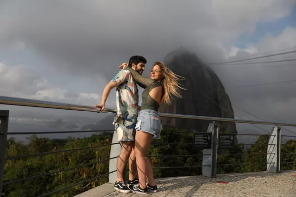 8月15日、ブラジルのリオデジャネイロにある奇岩「ポン・ヂ・アスーカル」を背景に写真を撮る男女 8月15日、ブラジルのリオデジャネイロにある奇岩「ポン・ヂ・アスーカル」を背景に写真を撮る男女 - Sputnik 日本