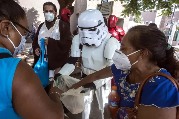 8月15日、メキシコのユカタン州の病院に入院する患者の親族に差し入れをするスターウォーズファンクラブのメンバー 8月15日、メキシコのユカタン州の病院に入院する患者の親族に差し入れをするスターウォーズファンクラブのメンバー - Sputnik 日本