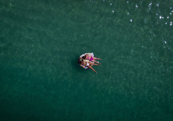 8月19日、スペインのグラン・カナリア島のビーチで泳ぐ女性 - Sputnik 日本