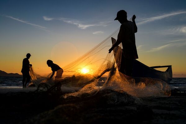8月19日、インドネシアのスマトラ島で、漁を終え漁網を掃除する漁師ら - Sputnik 日本