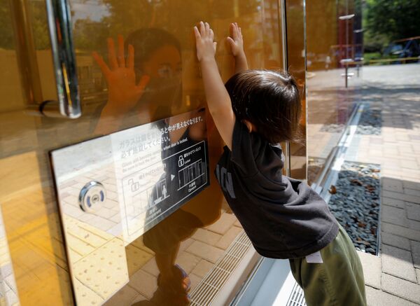 渋谷区・代々木深町小公園の透明トイレで外から母親を覗く子ども - Sputnik 日本
