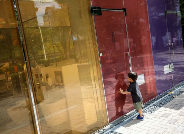 渋谷区・代々木深町小公園の透明トイレで外から中を覗き込む子ども - Sputnik 日本