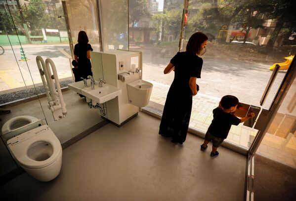 透明トイレに入って中を観察する母子 - Sputnik 日本