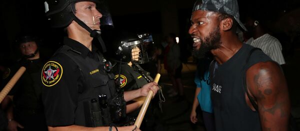 8月23日、黒人男性の銃撃事件に抗議し警察と対峙するデモ隊の男性 8月23日、黒人男性の銃撃事件に抗議し警察と対峙するデモ隊の男性 - Sputnik 日本