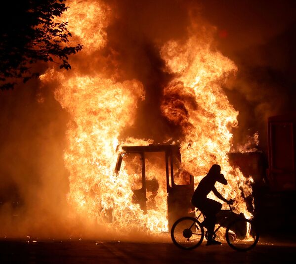 8月23日、ケノーシャ郡裁判所前でデモ隊によって放火され炎上したトラック - Sputnik 日本