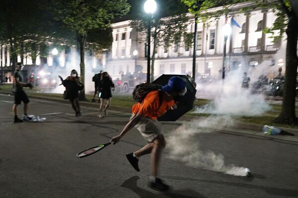 8月24日、ケノーシャ郡裁判所前で、テニスラケットを使って警察に催涙ガスの缶を打ち返すデモ隊 - Sputnik 日本