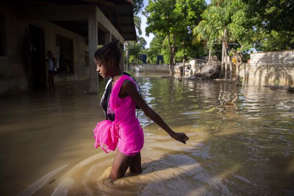 8月24日、大型ハリケーン「ローラ」が通過したハイチで浸水した通りを歩く少女 - Sputnik 日本