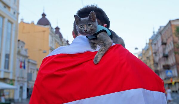ウクライナ首都キエフで、猫と一緒にベラルーシに連帯を示すデモに参加する男性 - Sputnik 日本
