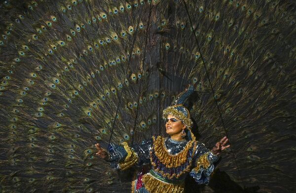8月22日、スリランカ最大の祭り「エサラ・ペラヘラ」で、ベランウィラ寺院の前でパフォーマンスを披露するダンサー - Sputnik 日本