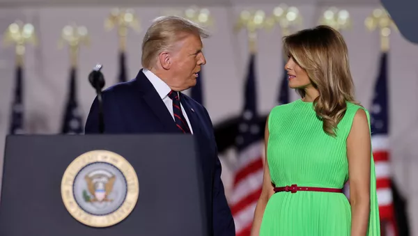 メラニア・トランプ夫人、共和党大会に緑のドレスで登場　クロマキー合成でドレスに天気予報やバイデン氏の顔など