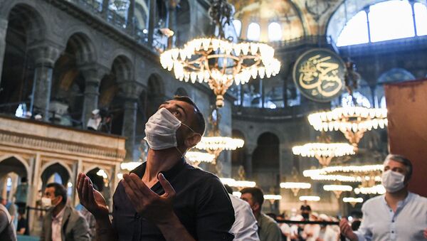 Мусульмане в медицинских масках во время молитвы в соборе Святой Софии в Стамбуле, недавно вновь ставшем мечетью - Sputnik 日本