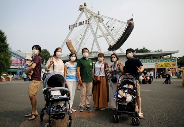 アトラクションを背景に記念撮影をする家族（2020年8月8日撮影） - Sputnik 日本