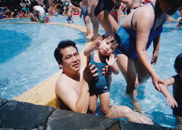 園内のプールで写真をとる親子（1991年8月16日撮影） - Sputnik 日本
