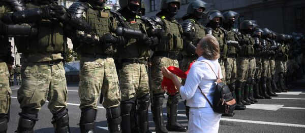 Участница акции протеста и сотрудники правоохранительных органов на проспекте Независимости в Минске Участница акции протеста и сотрудники правоохранительных органов на проспекте Независимости в Минске - Sputnik 日本