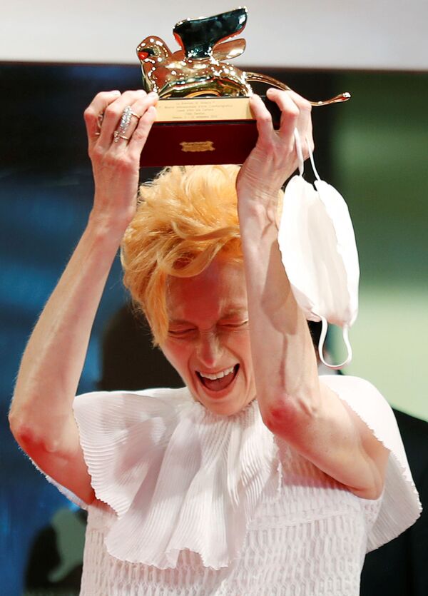 功労賞である「栄誉金獅子賞」を受賞した英国の女優ティルダ・スウィントンさん - Sputnik 日本
