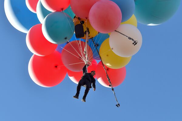 9月2日、米アリゾナ州で風船につかまり空中散歩を行った奇術師のデビッド・ブレインさん - Sputnik 日本