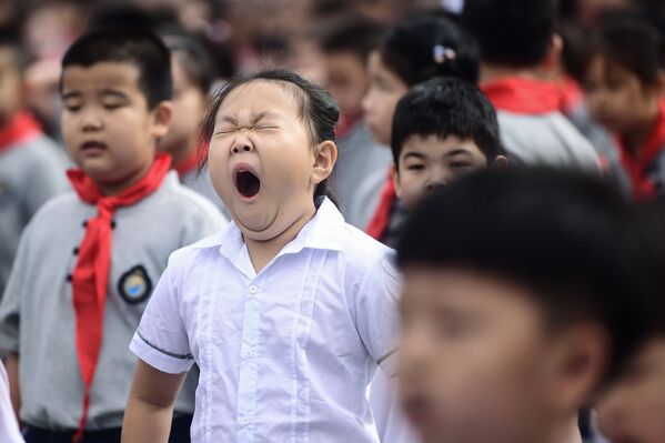9月1日、中国、遼寧省瀋陽市の新学期が始まった小学校であくびをする児童 - Sputnik 日本