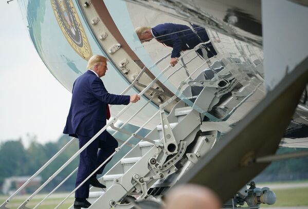 9月2日、米ノースカロライナ州のウィルミントン国際空港で、米大統領専用機「エアフォースワン」に搭乗するトランプ大統領 - Sputnik 日本